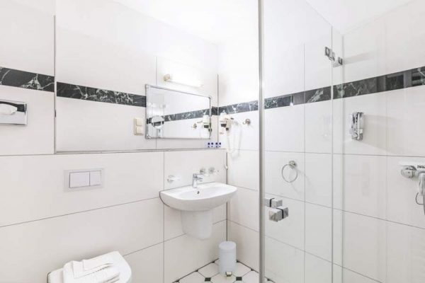 bad-vom-komfortdoppelzimmer-mit-balkon-goehren-ruegen-hotel-stranddistel