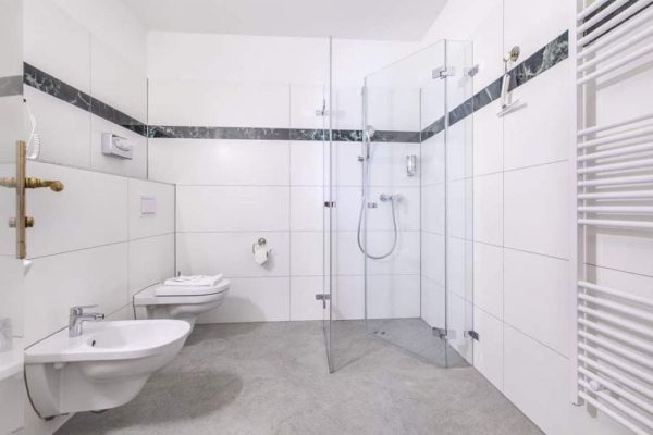 Badezimmer mit Dusche in der Suite vom Hotel Stranddistel im Ostseebad Göhren auf Rügen