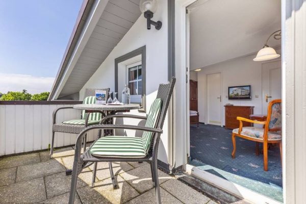 Balkon vom Doppelzimmer mit Dachschrägen im Hotel Stranddistel – Unterkunft in Göhren auf der Insel Rügen buchen
