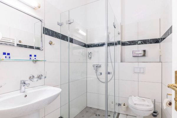bathroom-hotel-stranddistel-goehren-ruegen-standard-double-room-with-balcony