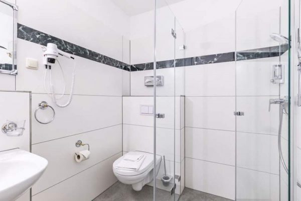 bathroom-junior-suite-hotel-stranddistel-goehren-ruegen-accommodation-with-sea-view-balcony