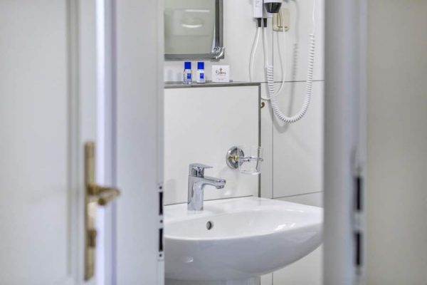 bathroom-single-room-hotel-stranddistel-goehren-ruegen-with-balcony