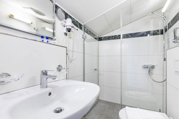 bathroom-single-room-without-balcony-hotel-stranddistel-baltic-resort-goehren-ruegen