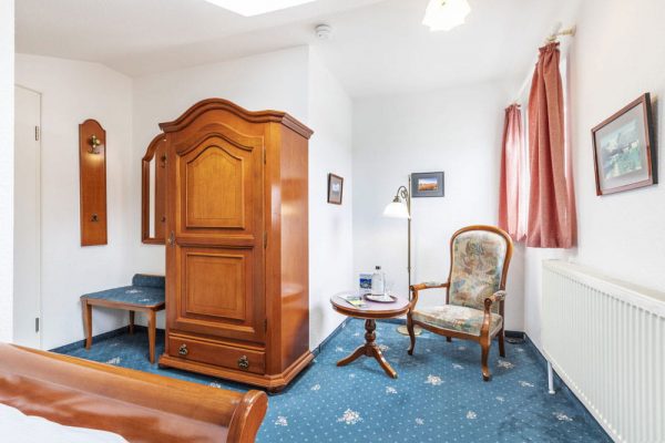 book-single-room-without-balcony-goehren-ruegen-hotel-stranddistel