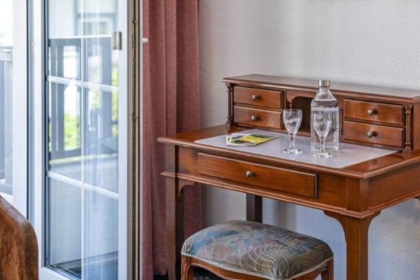 desk-comfort-double-room-with-balcony-hotel-stranddistel-ruegen-goehren