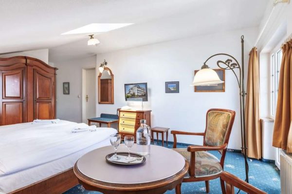 doppelzimmer-hotel-ruegen-meerblick-balkon-dachschraege-stranddistel-goehren