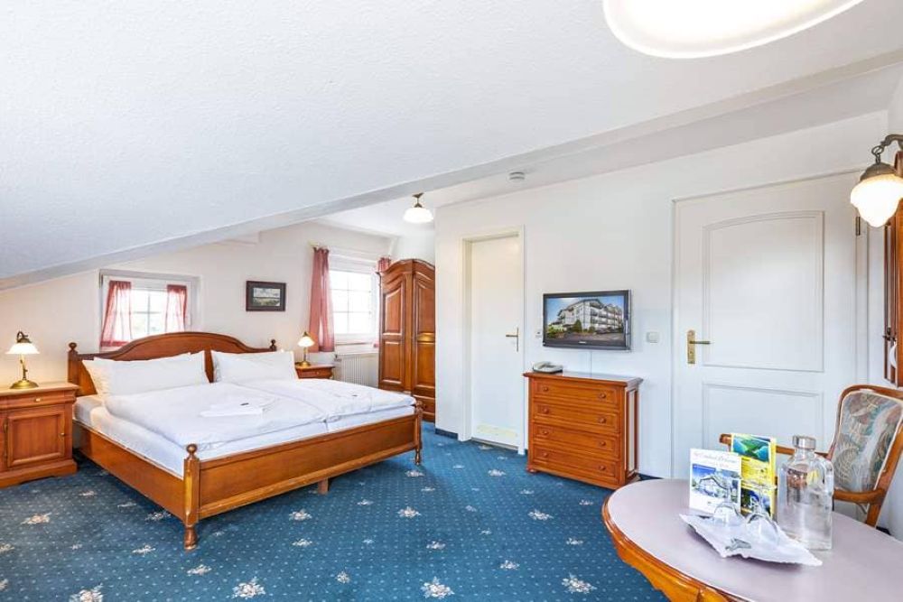 Hotel Stranddistel double room, Baltic resort of Goehren, Ruegen – accommodation with balcony and sloping ceilings