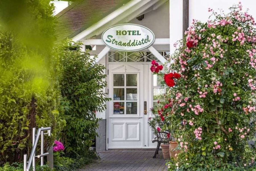 Eingang vom Hotel Stranddistel im Ostseebad Göhren auf der Insel Rügen