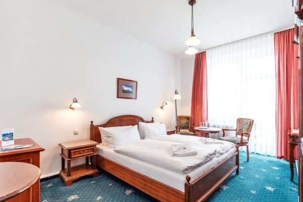 Standard-Doppelzimmer mit Balkon vom Hotel Stranddistel im Ostseebad Göhren auf Rügen