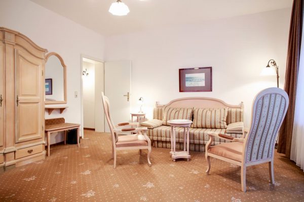 Zimmer der Suite mit Balkon im Hotel Stranddistel im Ostseebad Göhren auf Rügen