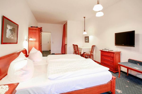 Schlafzimmer vom Komfort-Doppelzimmer mit Balkon im Hotel Stranddistel im Ostseebad Göhren auf Rügen