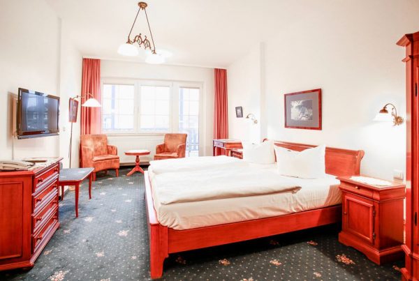 Buchen Sie das Komfort-Doppelzimmer mit Balkon im Hotel Stranddistel in Göhren auf der Insel Rügen für Ihren Ostseeurlaub