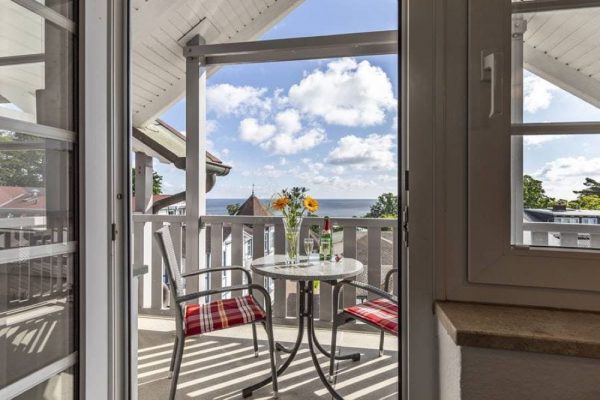 Juniorsuite mit Balkon und Meerblick vom Hotel Stranddistel im Ostseebad Göhren auf Rügen buchen
