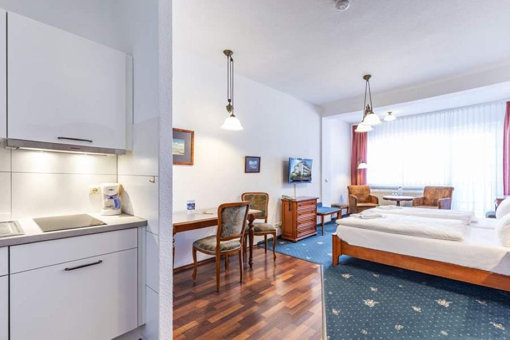 Komfort-Doppelzimmer mit Pantryküche und Balkon im Ostseebad Göhren auf Rügen – Urlaub im Hotel Stranddistel buchen