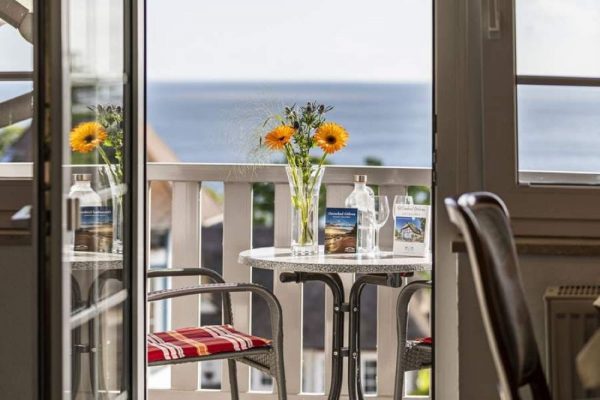 ruegen-hotel-with-sea-view-junior-suite-balcony-stranddistel-goehren-book-now