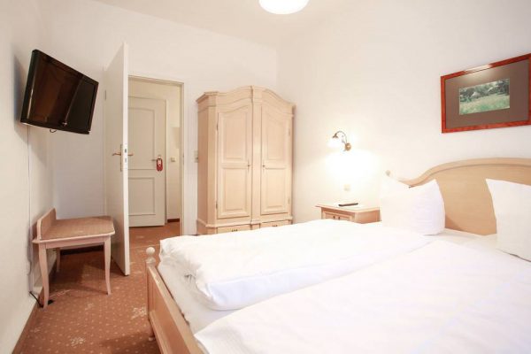 Großes Schlafzimmer in der Suite mit Balkon im Hotel Stranddistel im Ostseebad Göhren auf Rügen
