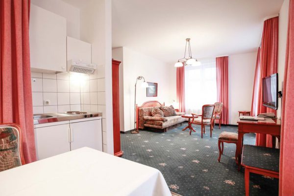 Küche und Essbereich in der Suite mit Balkon im Hotel Stranddistel im Ostseebad Göhren auf Rügen