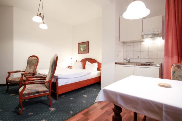 Urlaub im Komfort-Doppelzimmer mit Balkon im Hotel Stranddistel im Ostseebad Göhren auf Rügen